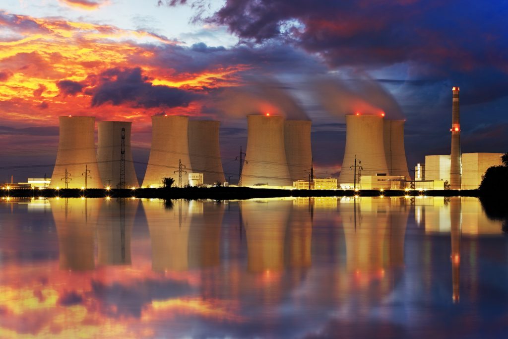 Planta de energía nuclear por la noche