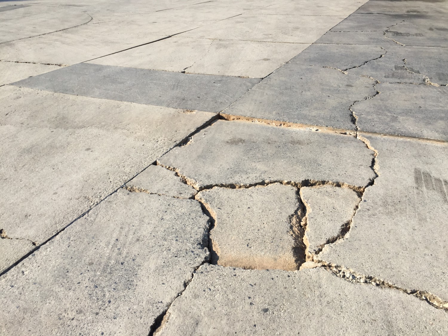 sol en béton endommagé