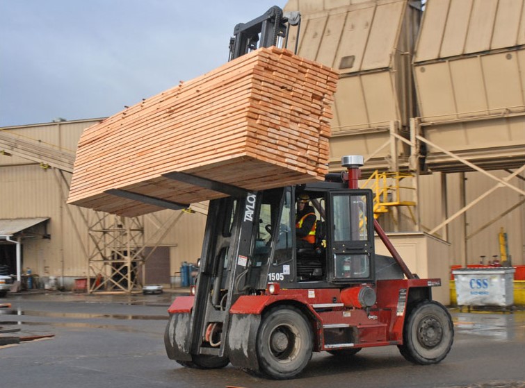 chariot élévateur à fourche avec des matériaux lourds en mouvement