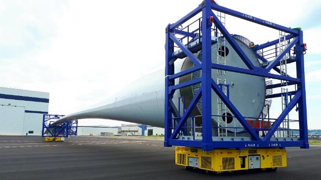 synchronised self-propelled carts moving wind turbine blades