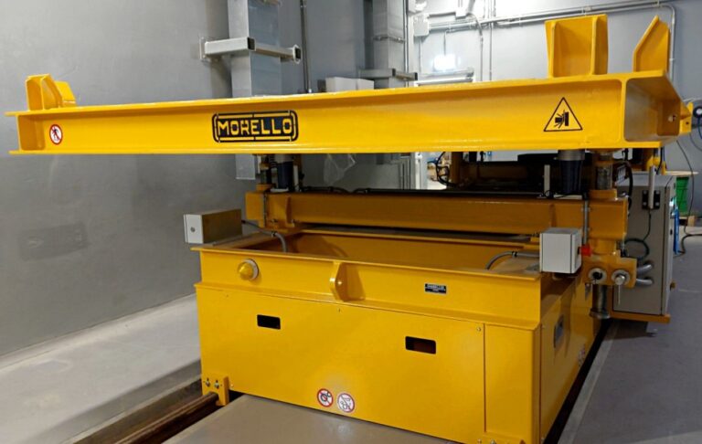 Chariot ferroviaire avec plateau de levage pour installation nucléaire